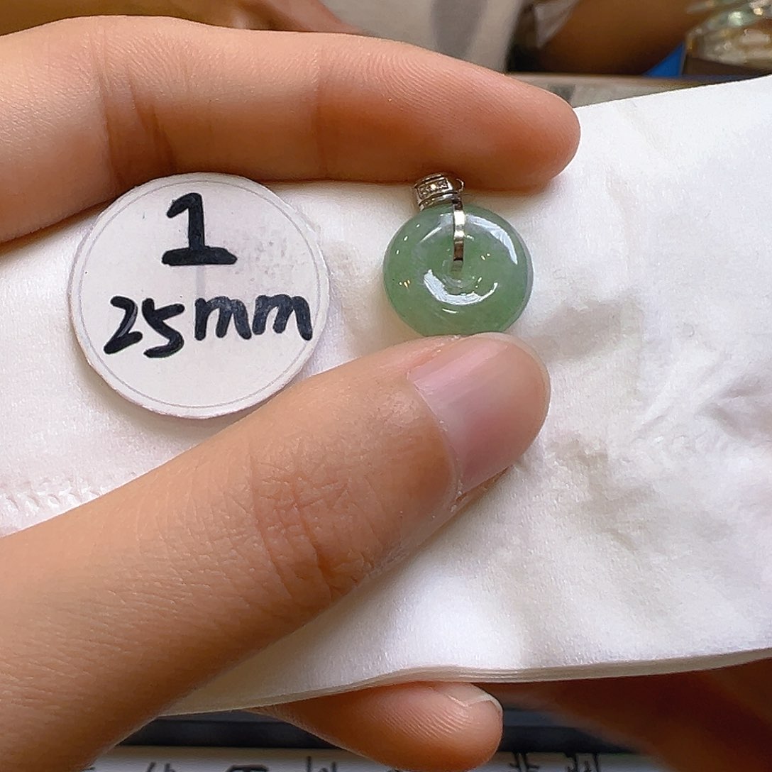 翡翠颈饰18K金镶嵌翡翠