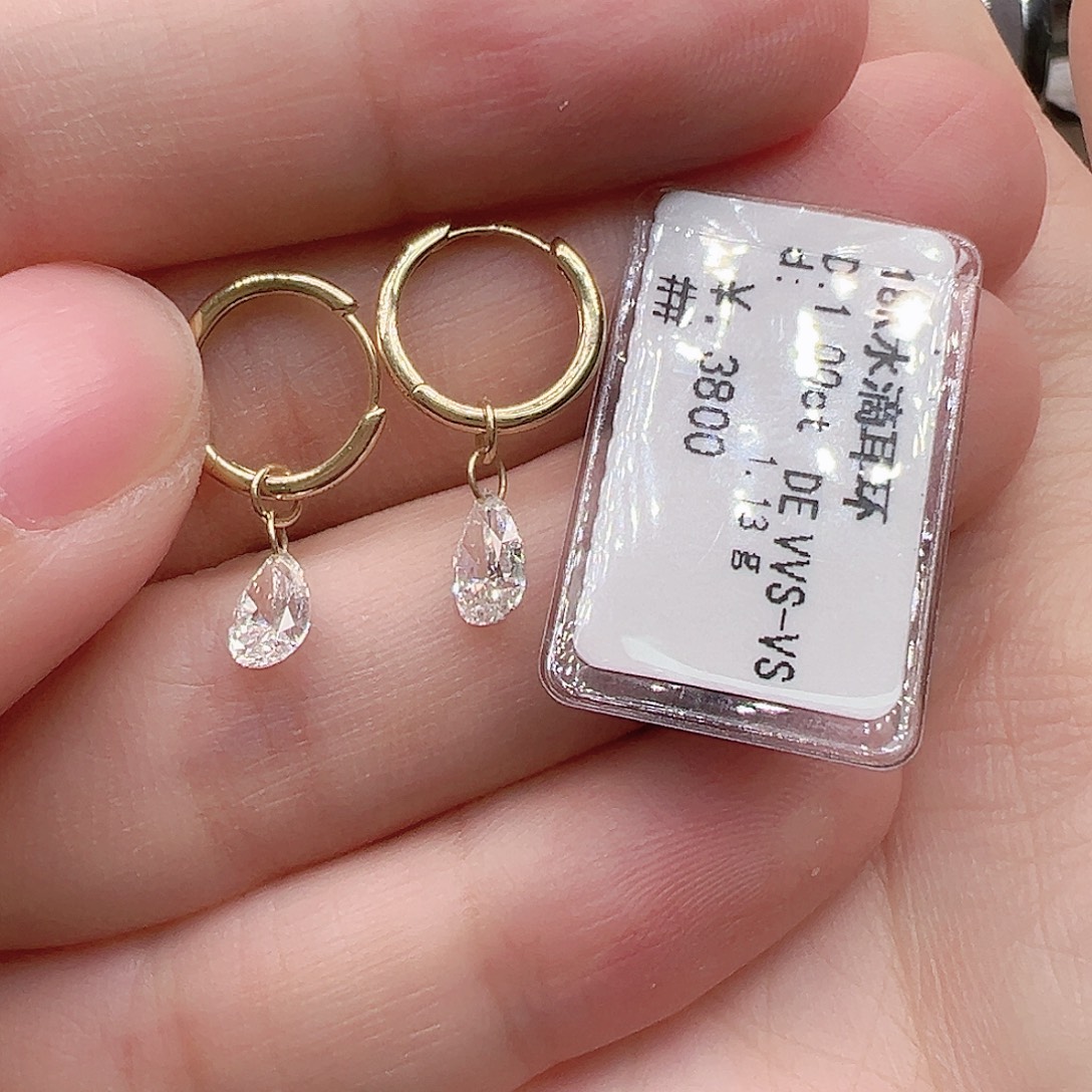 套链18K金镶嵌实验室培育钻石单颗50分，一对水滴耳环k黄