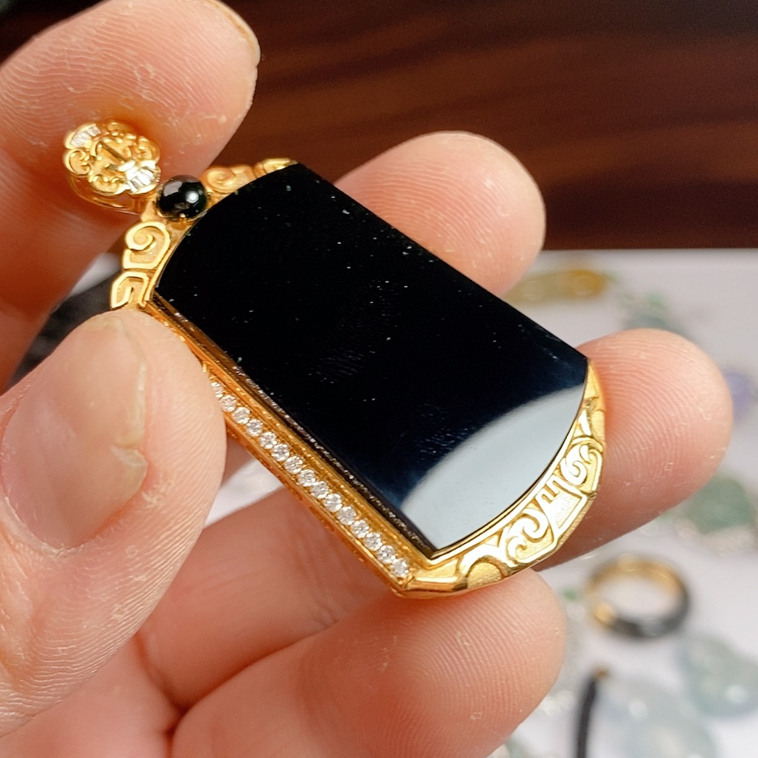 颈饰18K金镶嵌翡翠风**淡无事牌