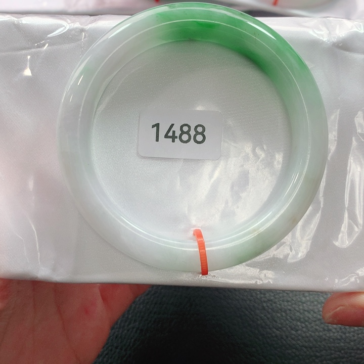 翡翠手镯未镶嵌天然翡翠手镯