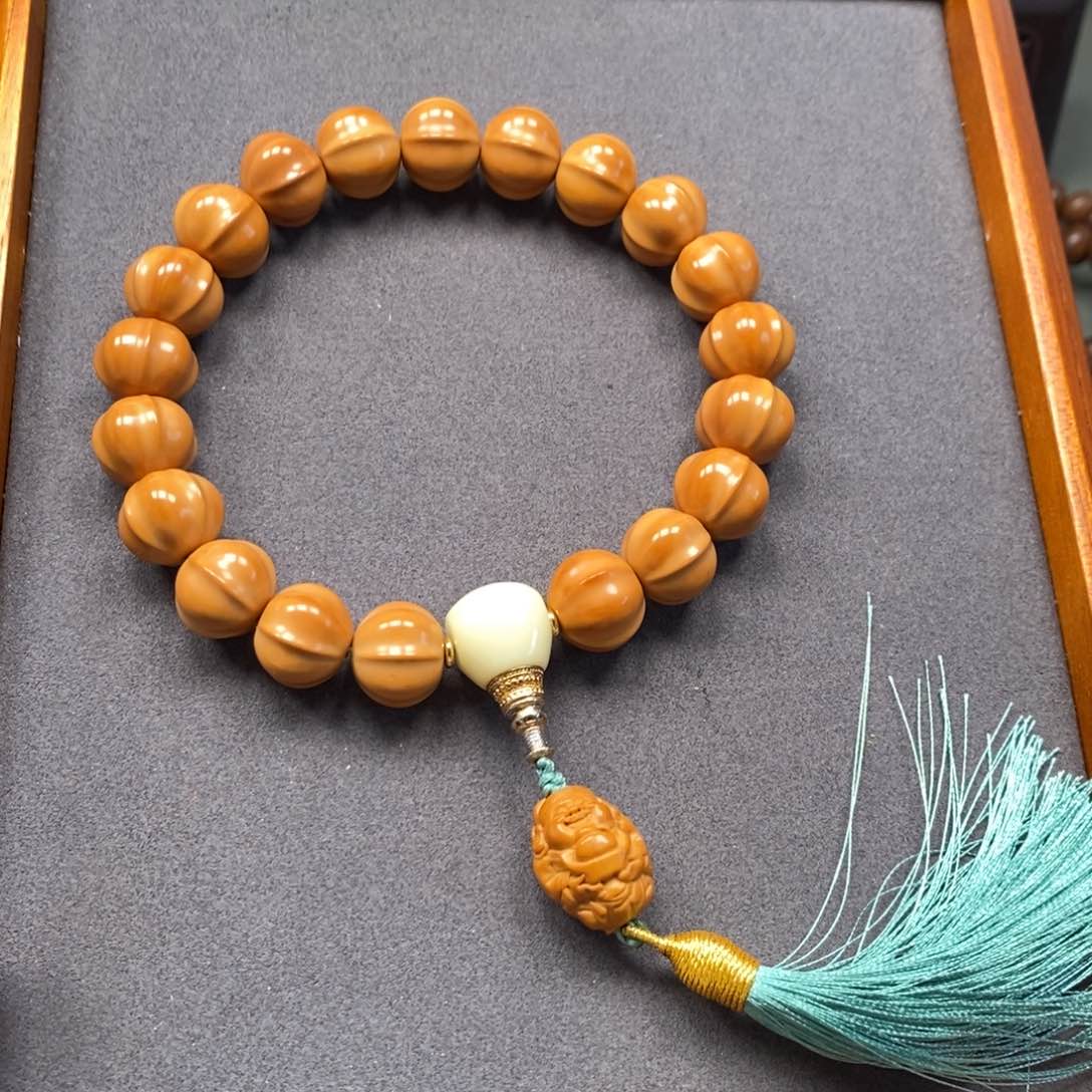 核桃把件猴头鲨鱼背