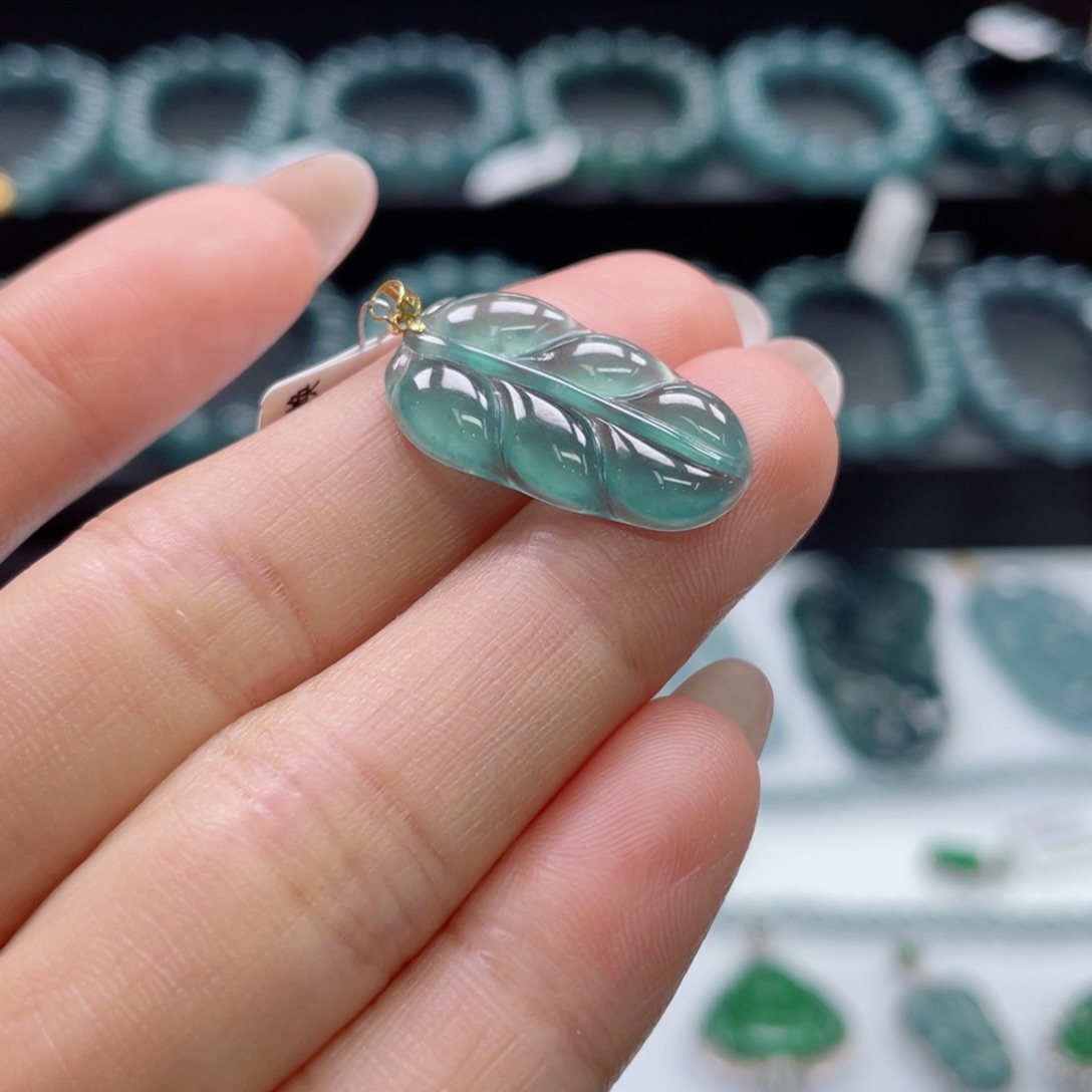 翡翠18K金镶嵌颈饰叶子