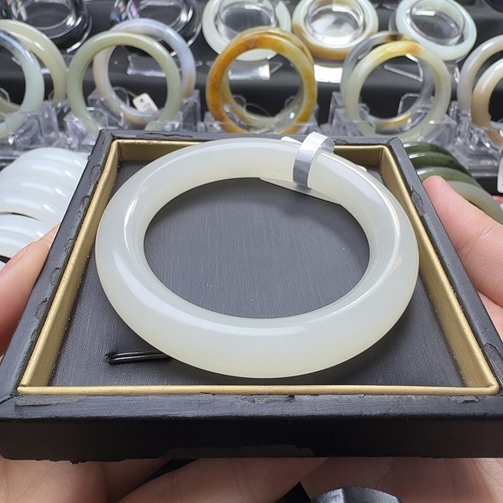 和田玉未镶嵌手镯