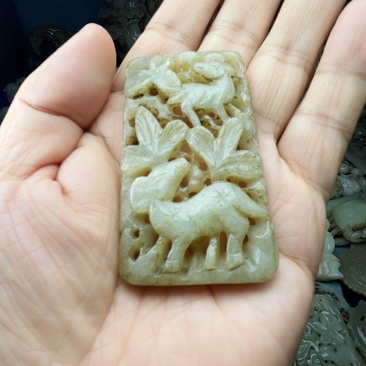 颈饰未镶嵌和田玉（青白玉）