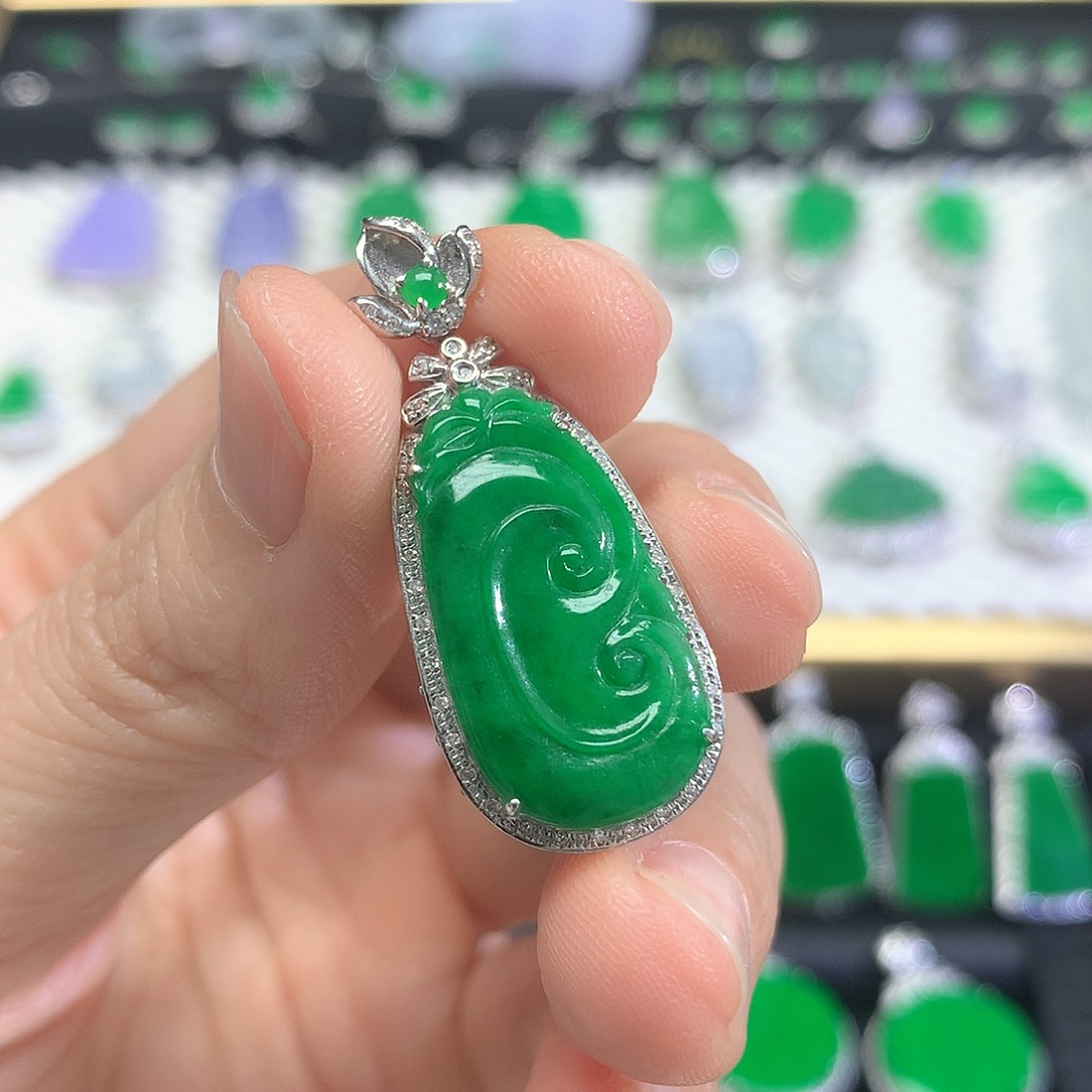 颈饰18K金镶嵌翡翠吊坠