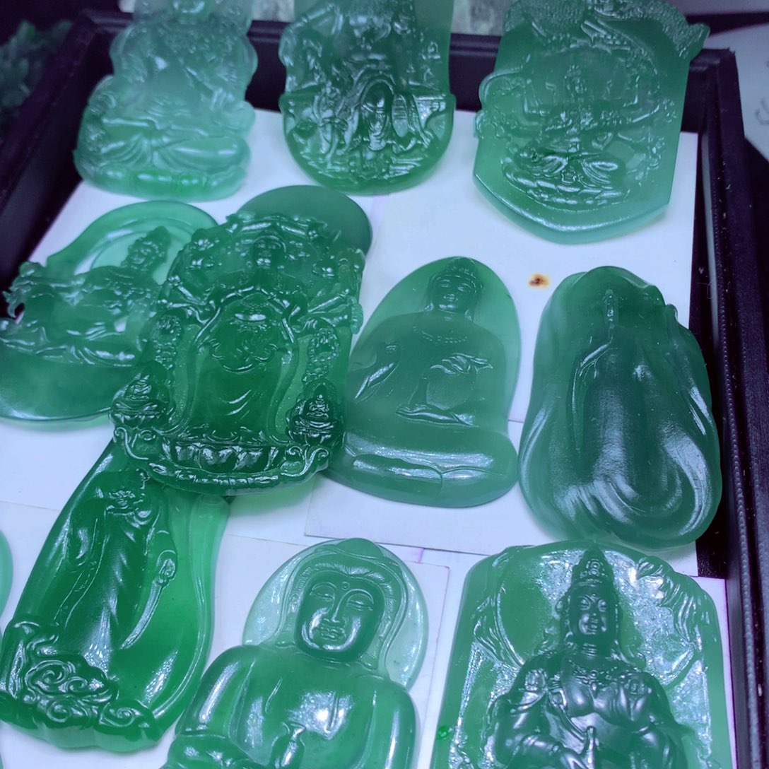一****定制翡翠未镶嵌天然翡翠A货毛货挂件