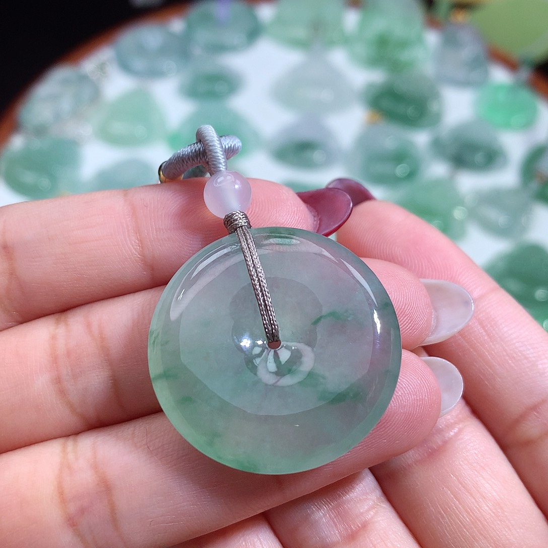 翡翠未镶嵌颈饰平安