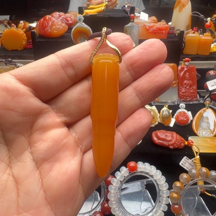 未镶嵌石英质玉（黄龙玉）颈饰