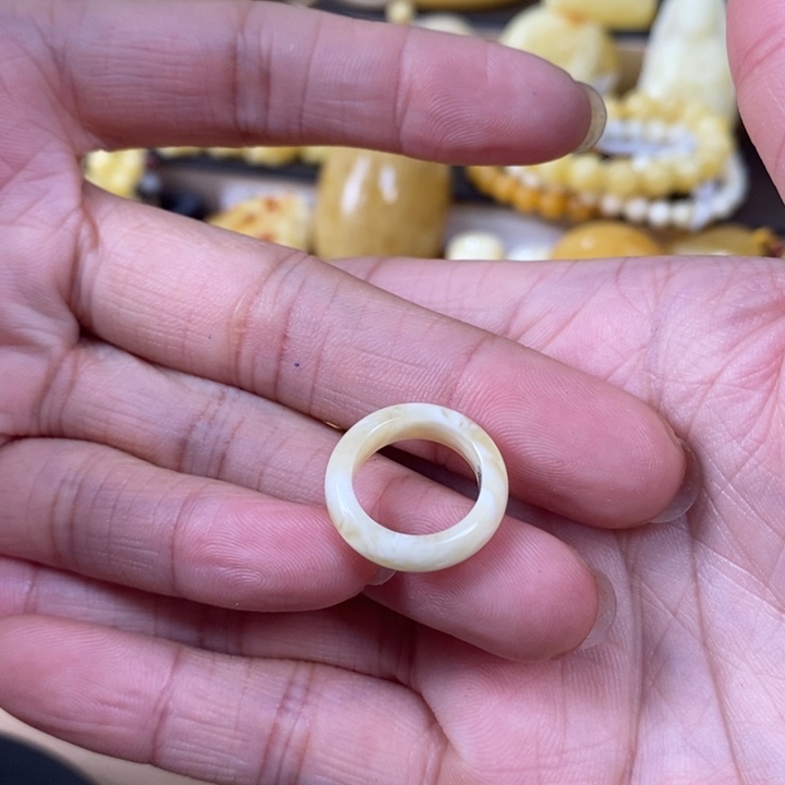 琥珀裸石未镶嵌跑环