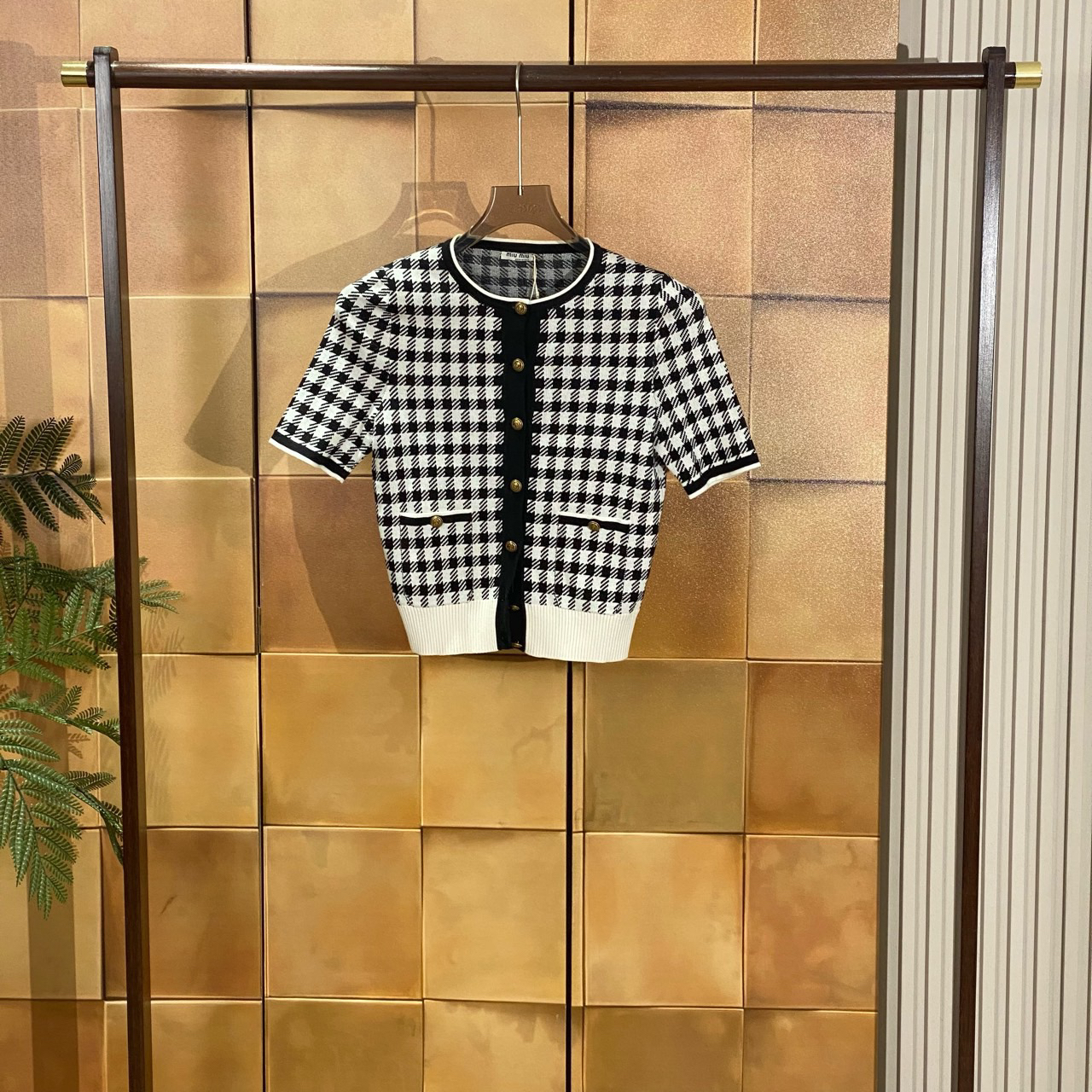 MiuMiu 黑白撞色千鸟格金扣针织开衫/38码/99新/26976