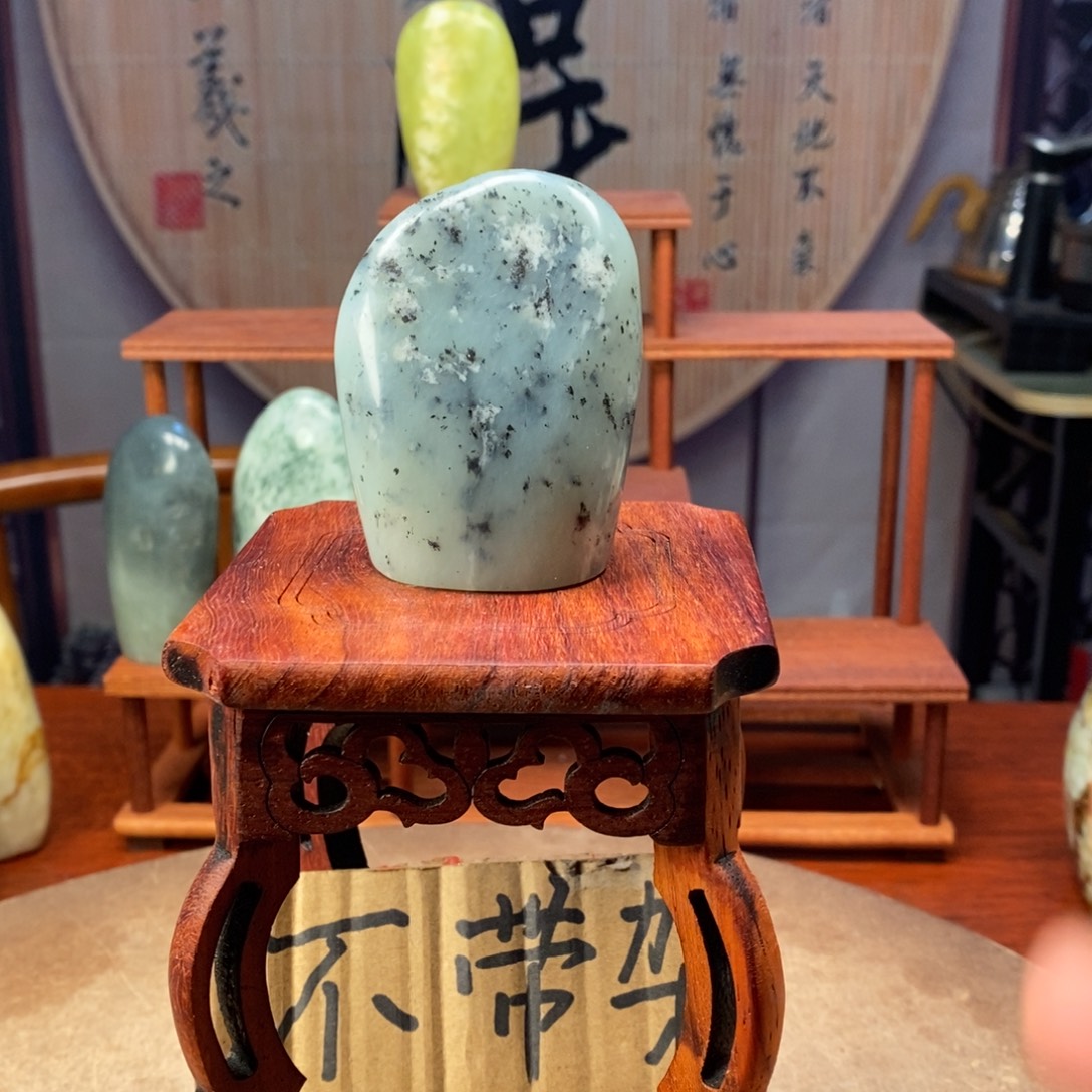 墨***.岫玉未镶嵌珠宝奇石