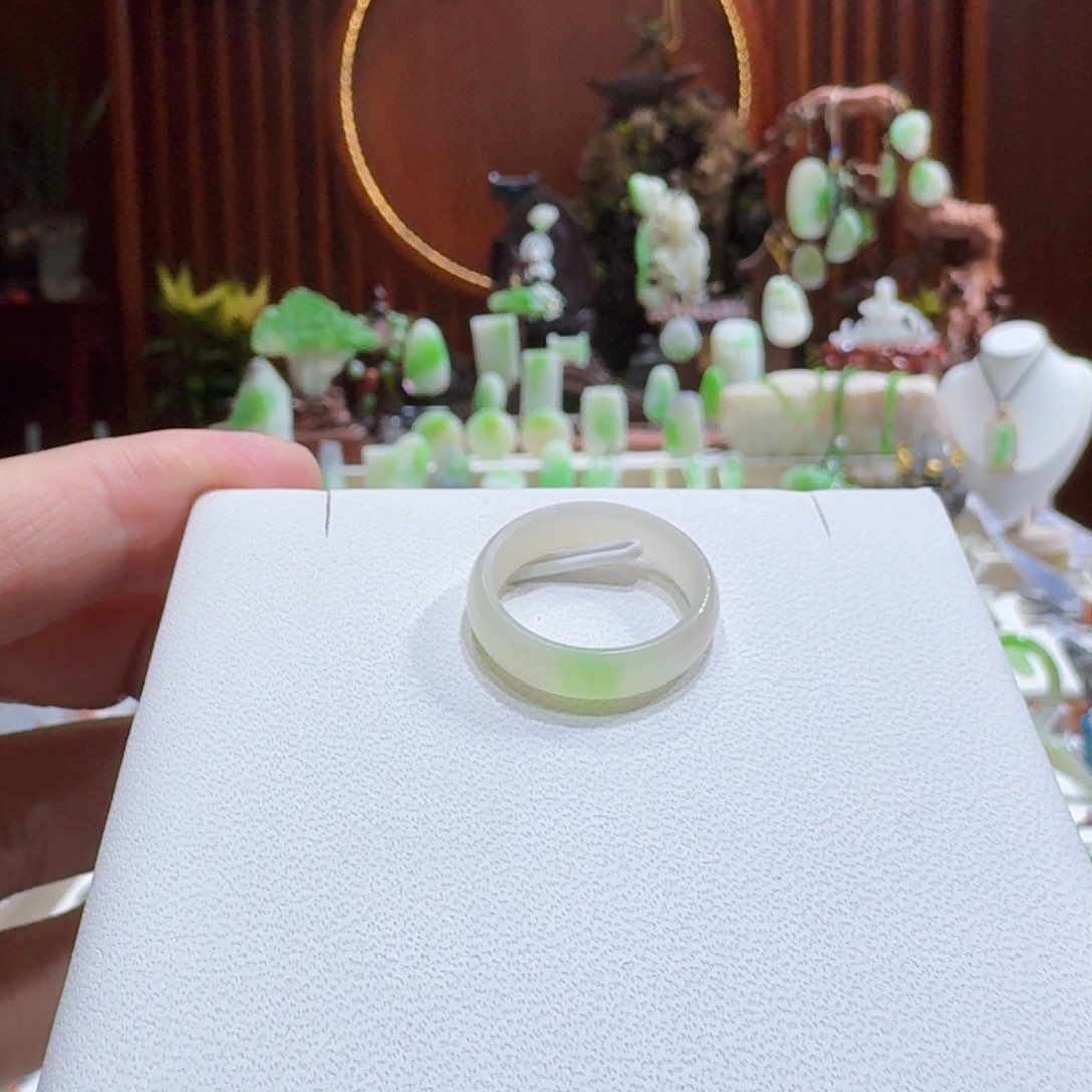 和田玉和田玉翠青一口翠戒圈卡18未镶嵌