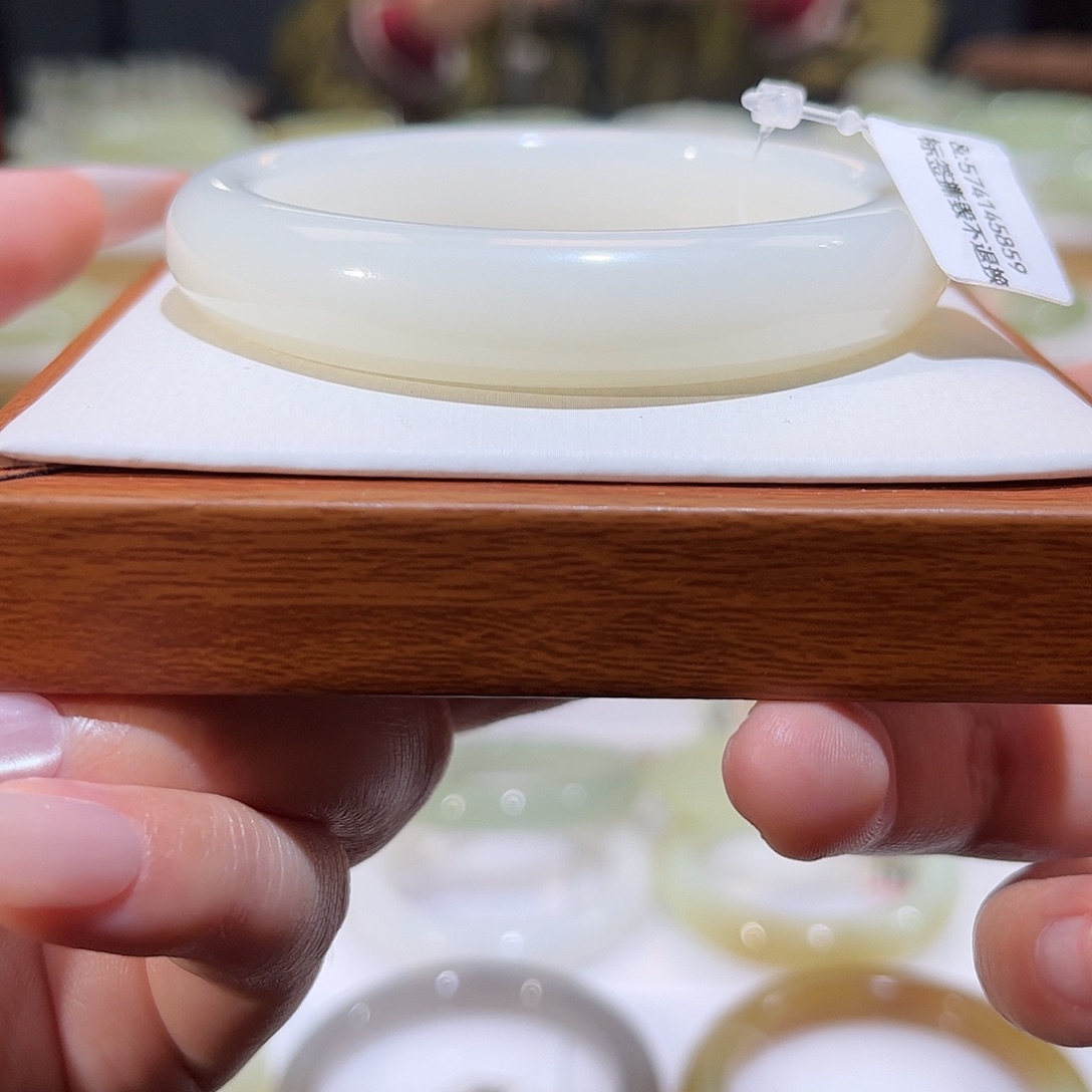 和田玉未镶嵌手镯且末白