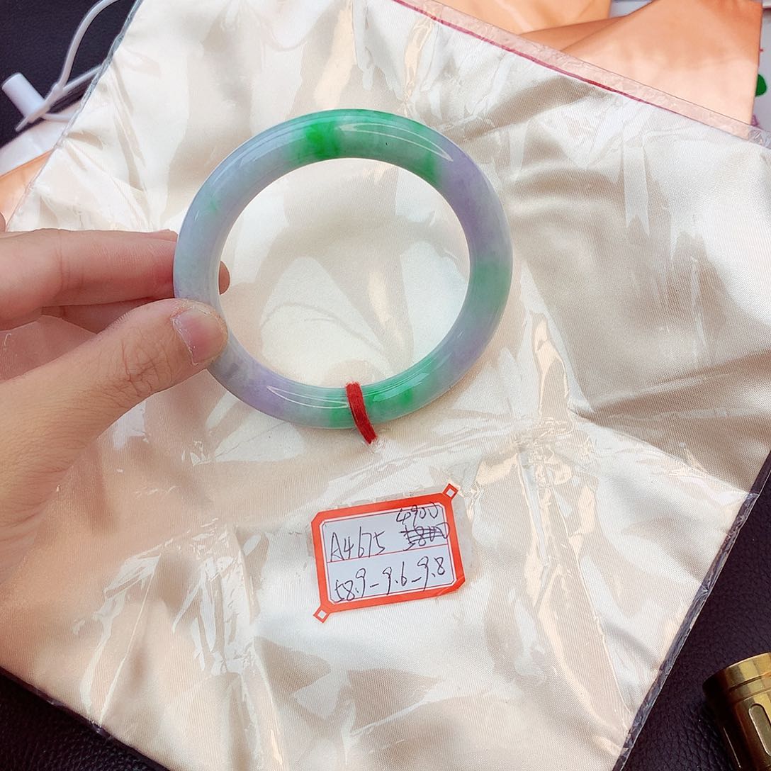 翡翠手镯未镶嵌翡翠