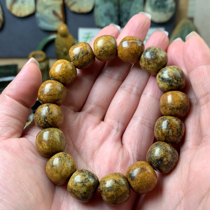 岫岩河磨玉（透闪石质玉）手穿未镶嵌