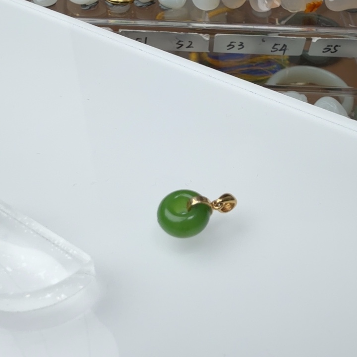 和田玉18K金镶嵌颈饰俄碧乌兰海苹果绿