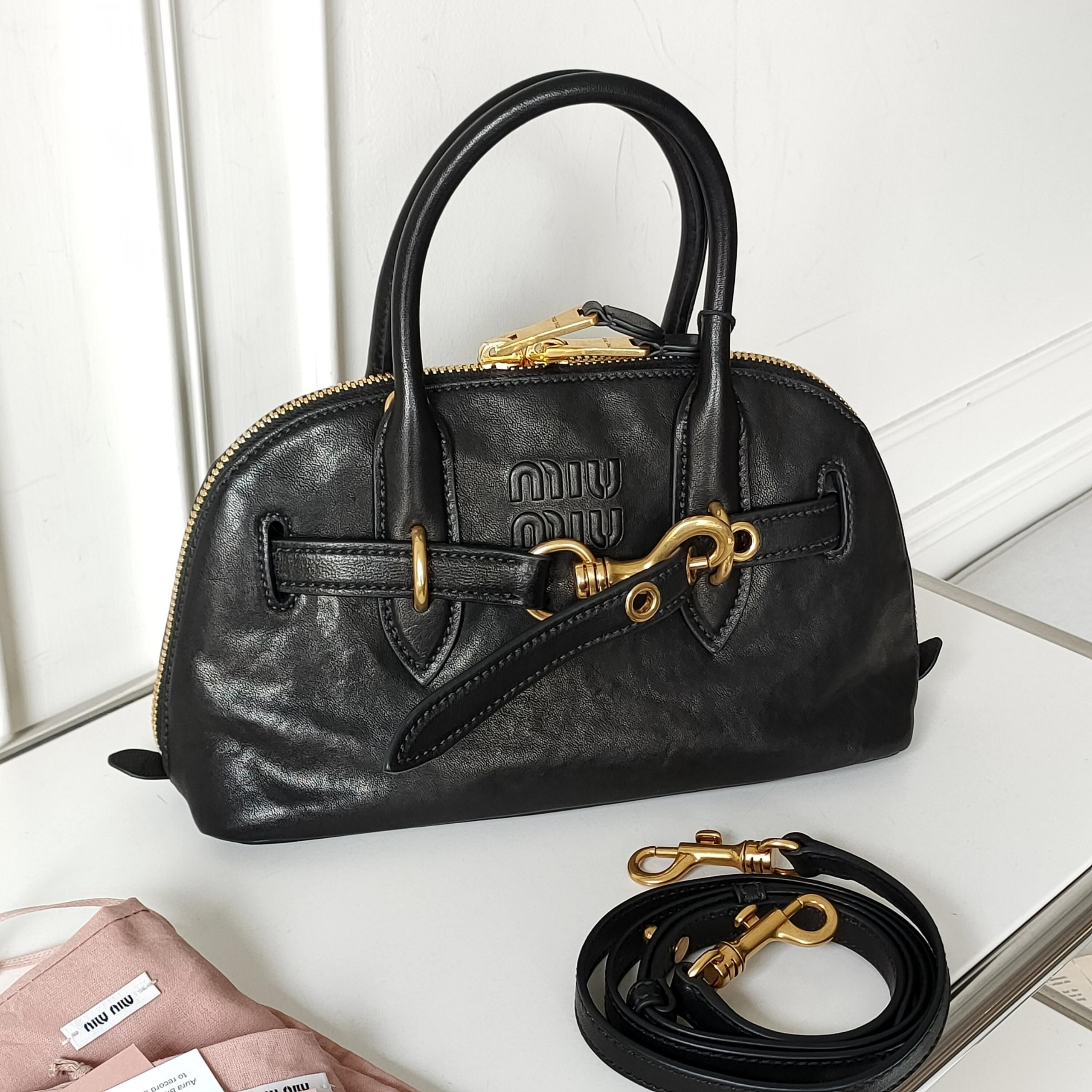 99新 MIU MIU/缪缪 黑金横版aventure贝壳小号手提斜挎包 47501