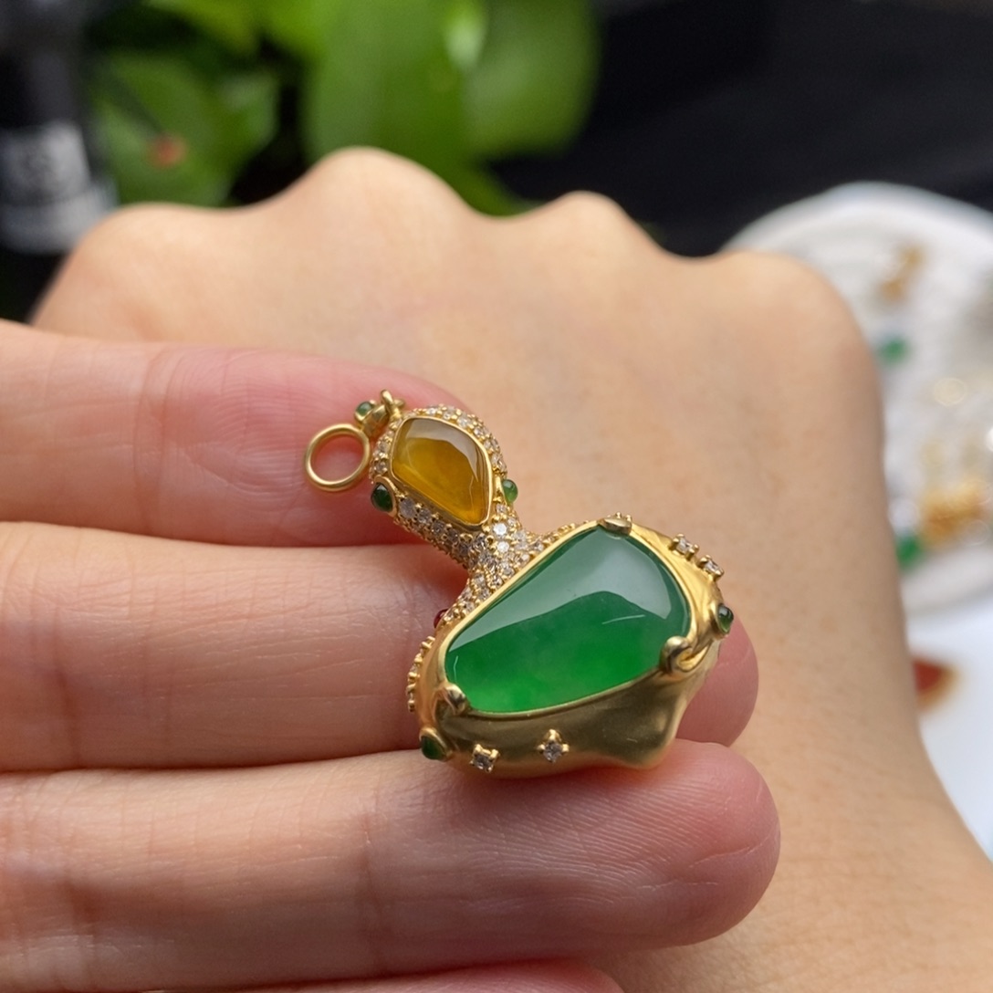 翡翠颈饰18K金镶嵌吊坠