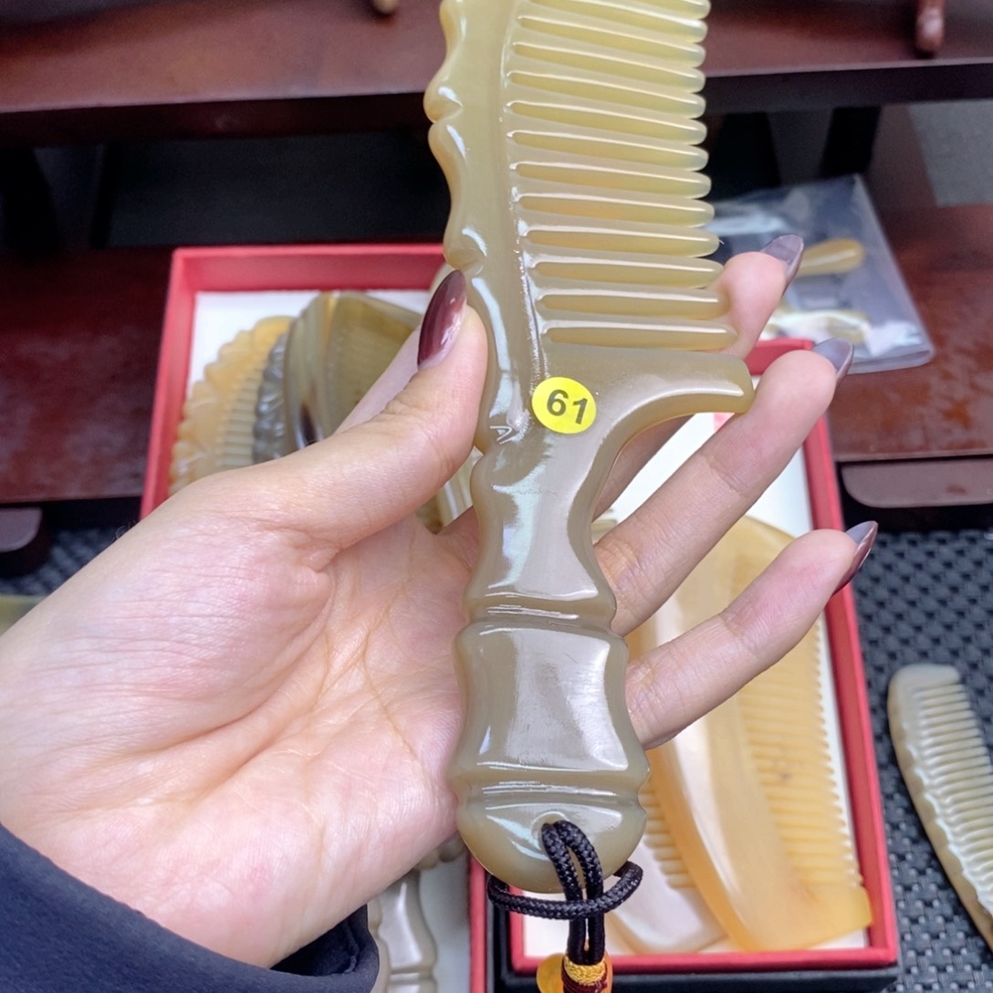 纯手工制作纯牛角梳子小*鼠
