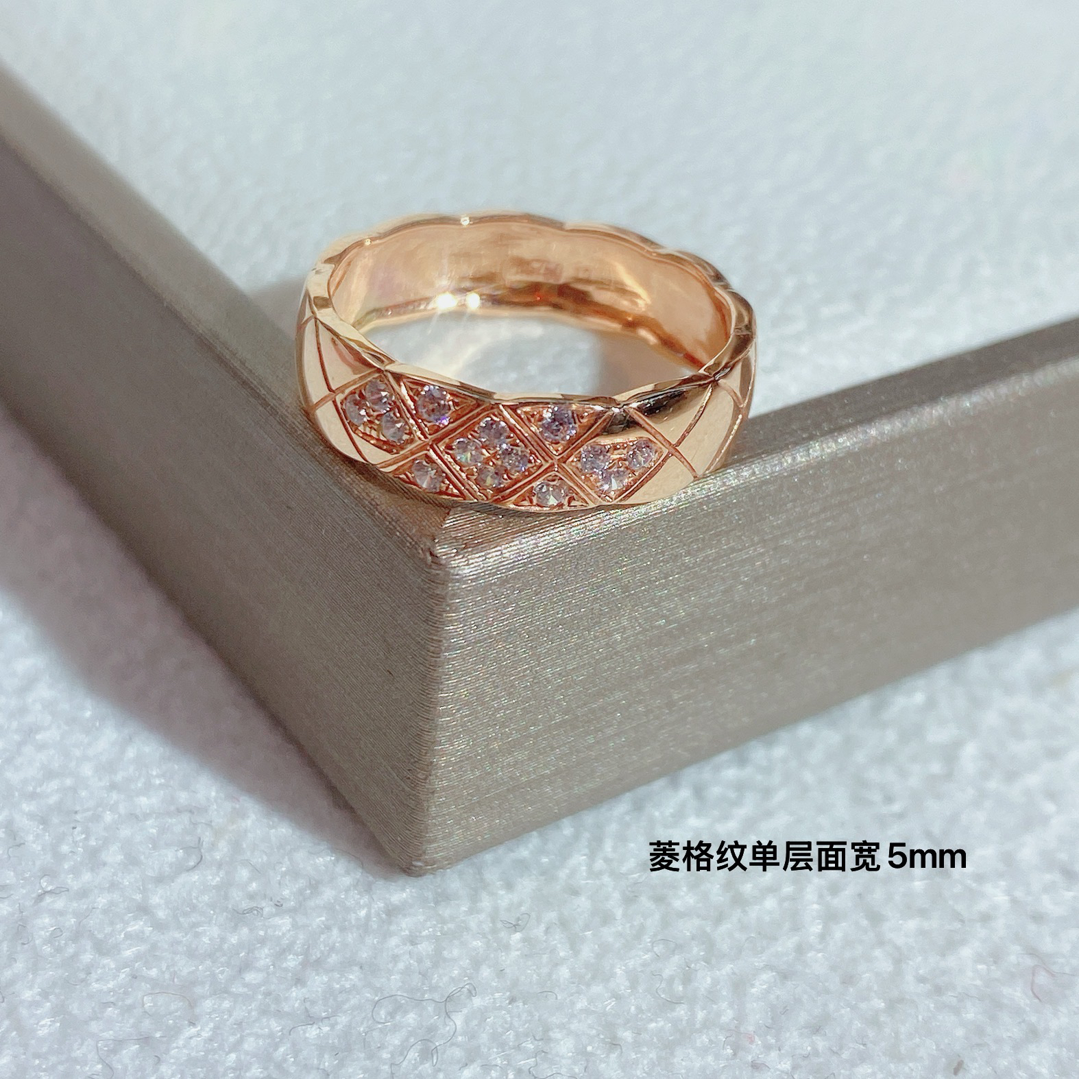 18k金戒指 菱格纹单层5mm锆石（偏小一码，拍大一码）