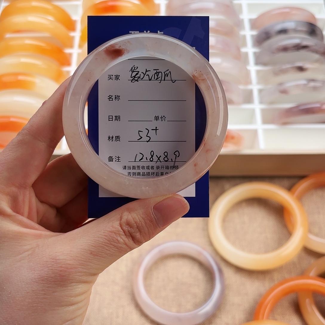 爱***西石英质玉未镶嵌手镯