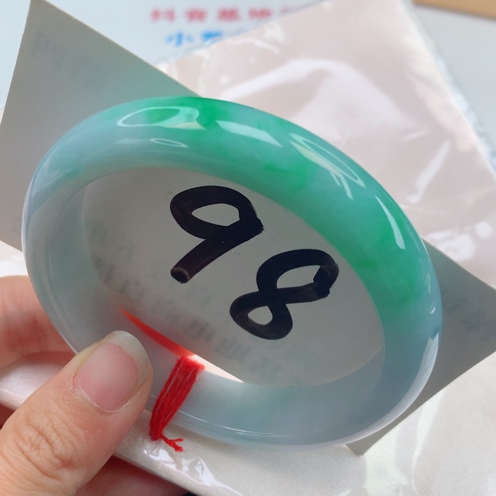 翡翠手镯未镶嵌飘阳绿