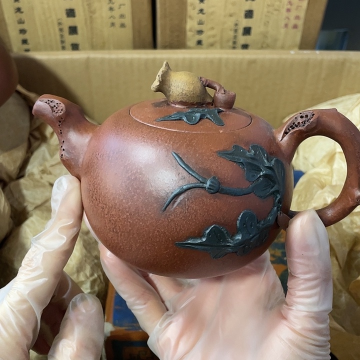 茶壶紫砂原矿泥料，手工制作的一把紫砂壶。