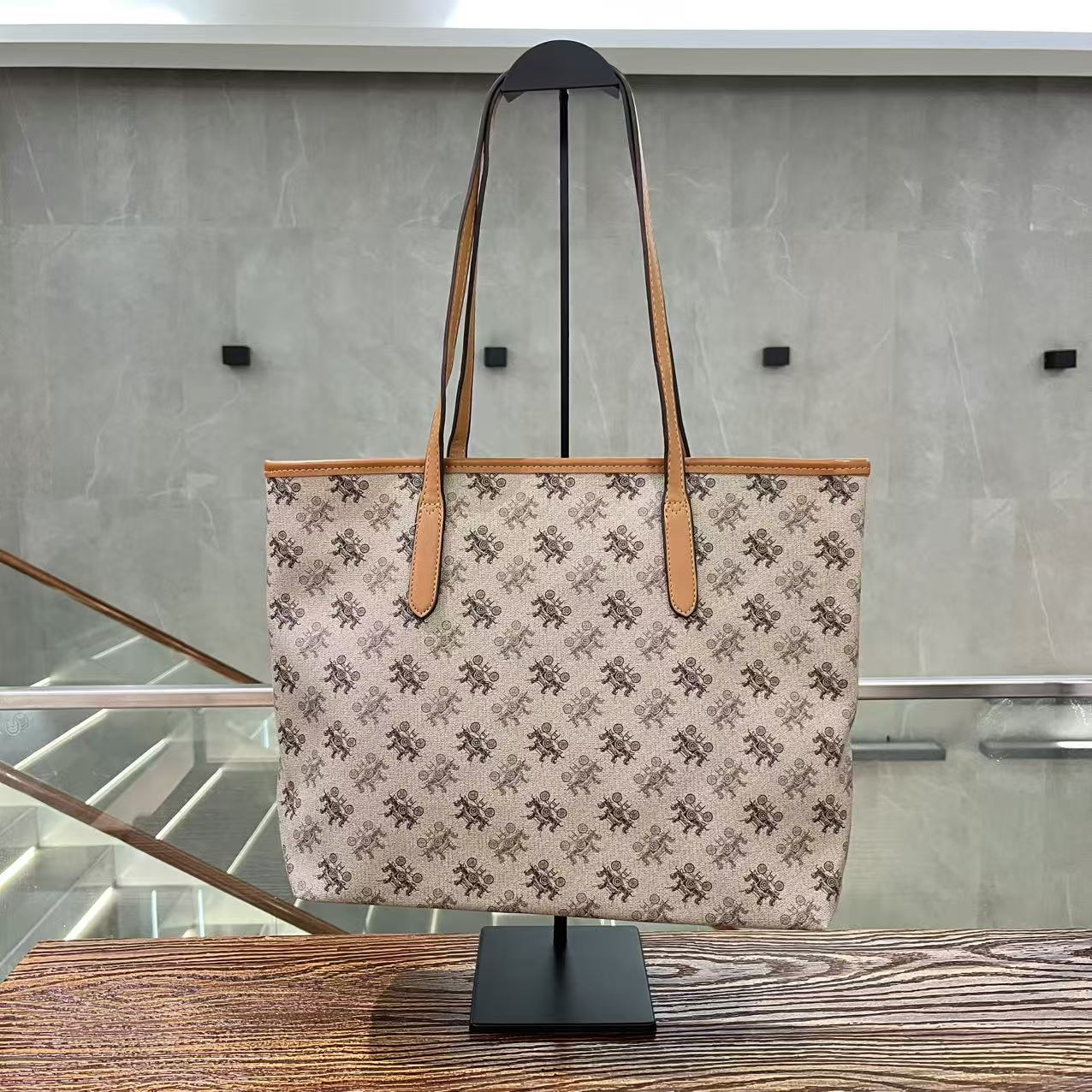 时尚印花女款托特包ZBB02513