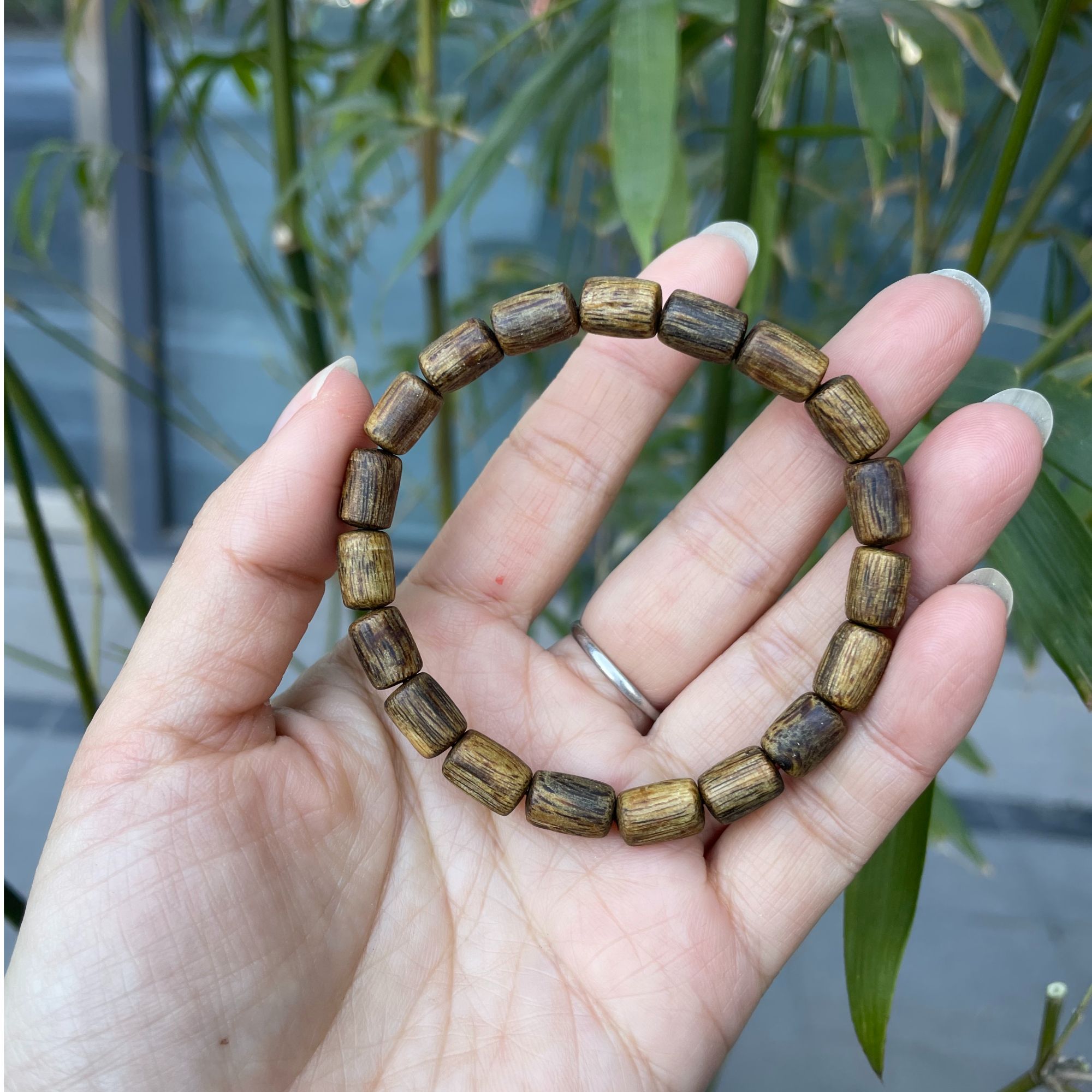 莺歌绿棋楠沉香7*9CM左右随形单圈手串【老良红木】