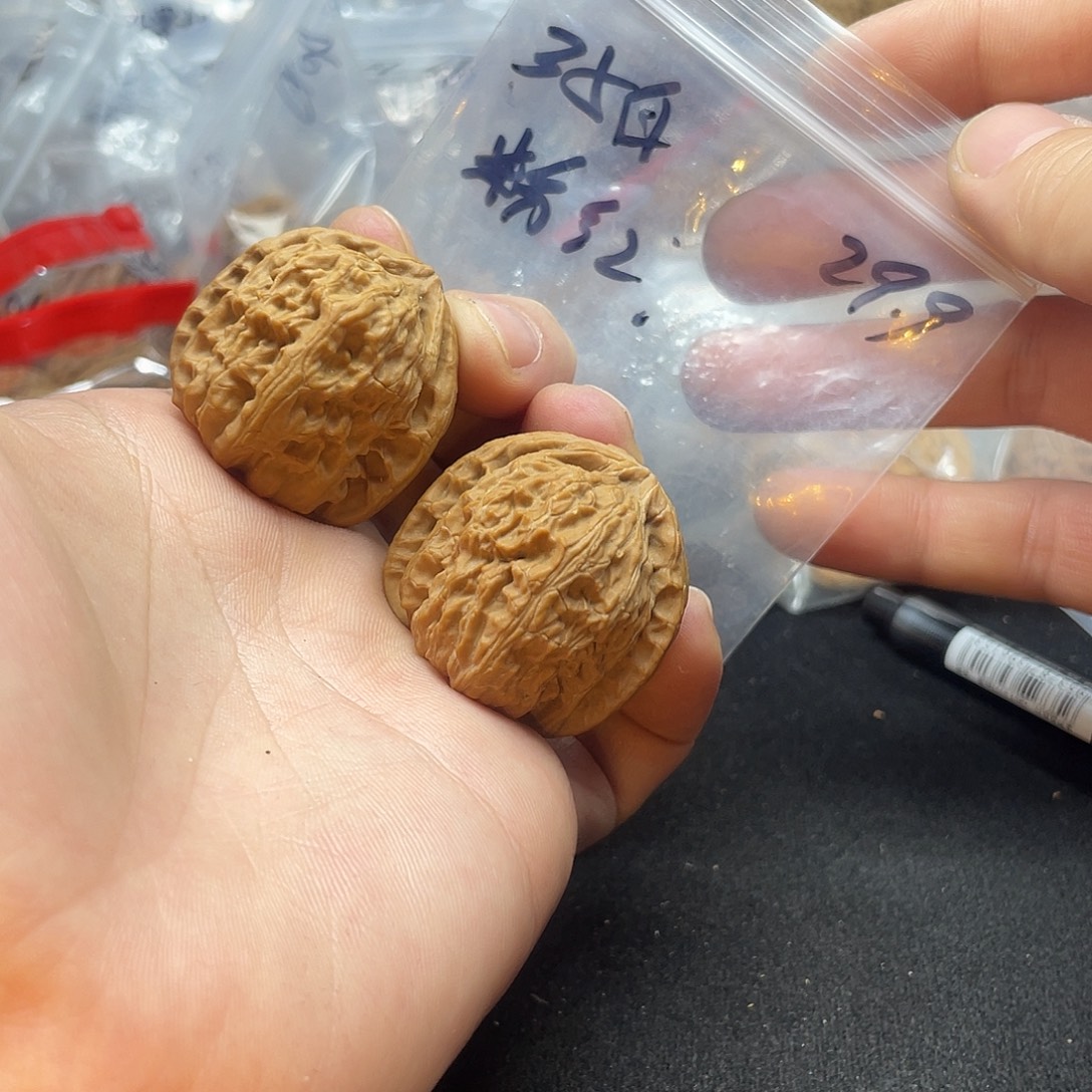 粉***面文玩核桃把件白狮子