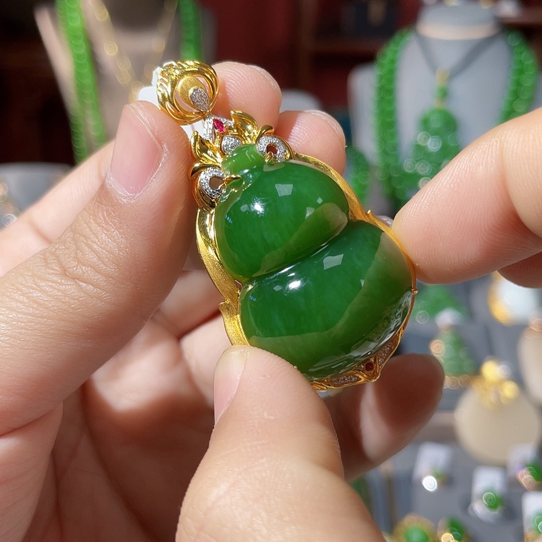 和田玉（碧玉）吊坠18K金镶嵌