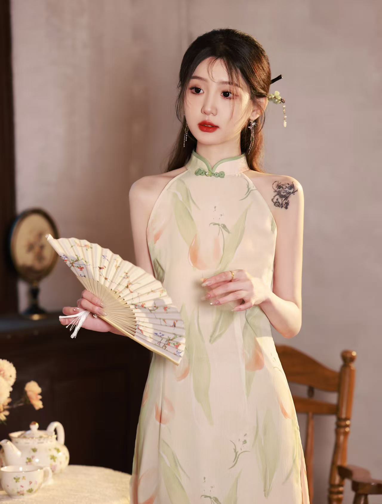 812 年轻款素雅挂脖《郁金香》旗袍