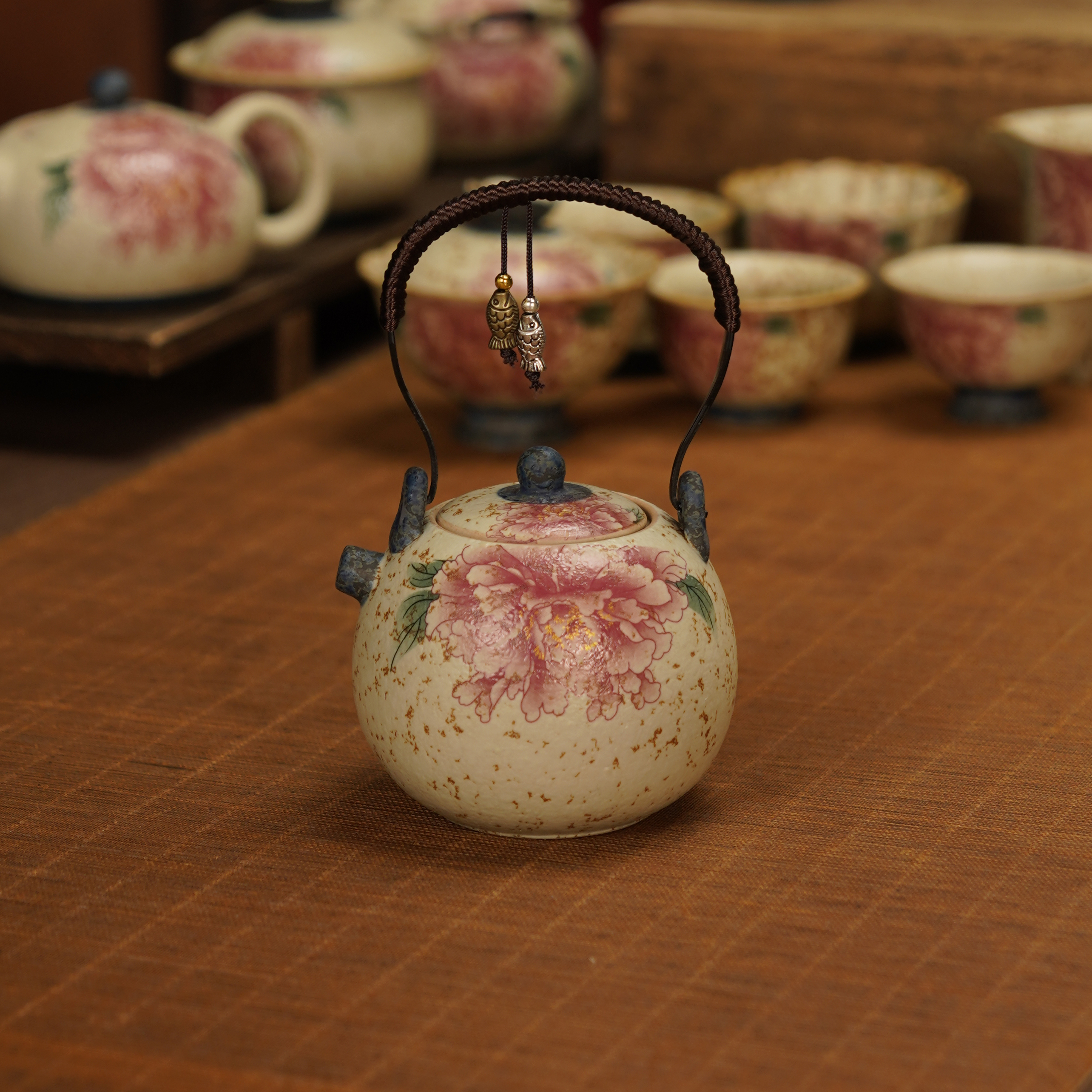 火石红牡丹花焦糖釉龙蛋提梁壶