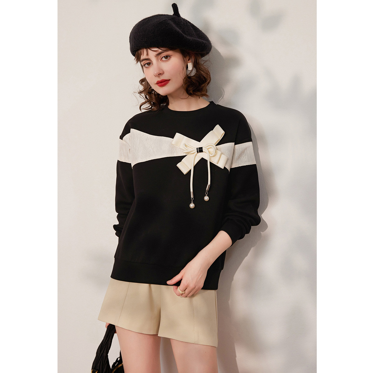 白鹿语秋款时尚立体蝴蝶结装饰撞色拼接长袖圆领卫衣女BY10269