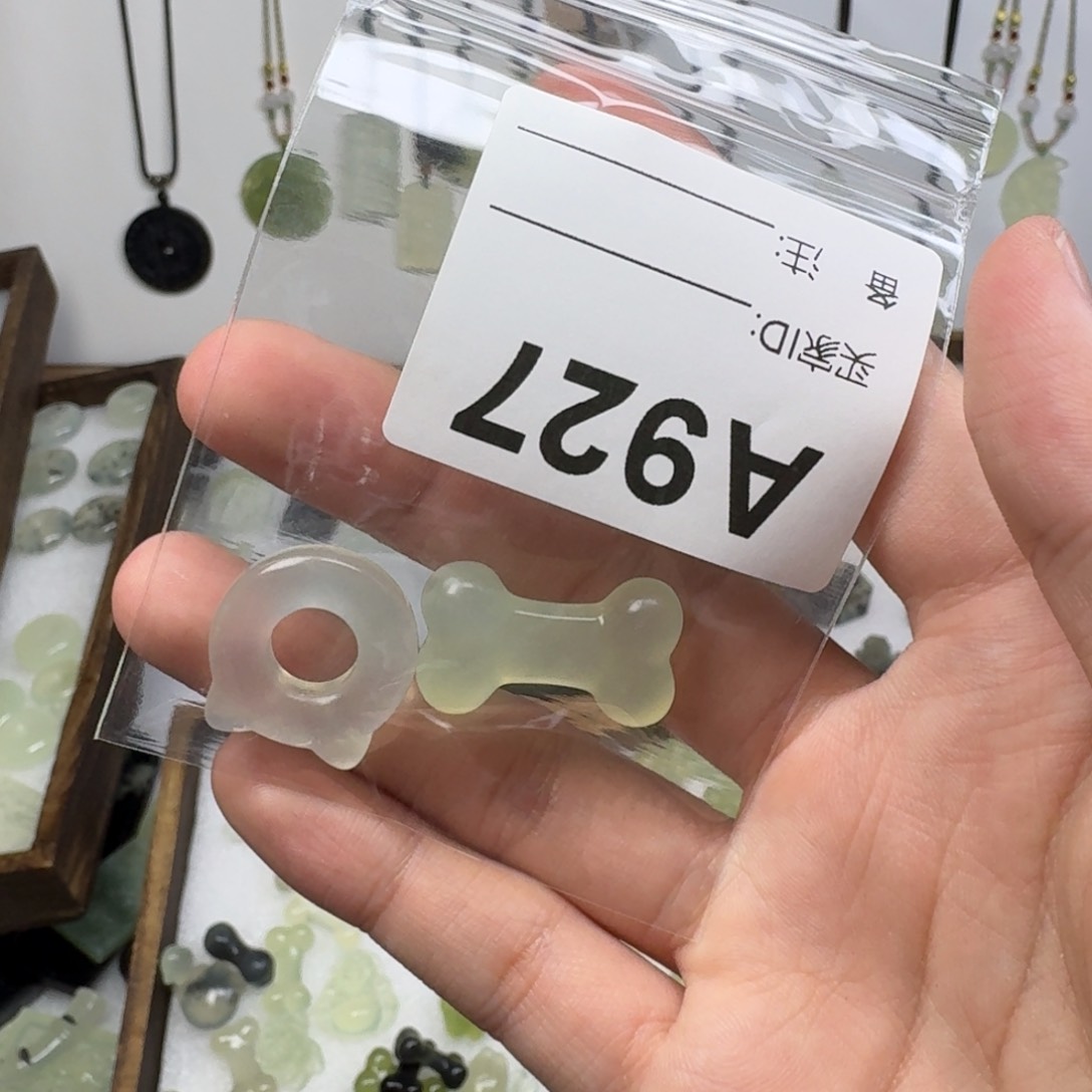 蛇纹石玉吊坠未镶嵌小***徒