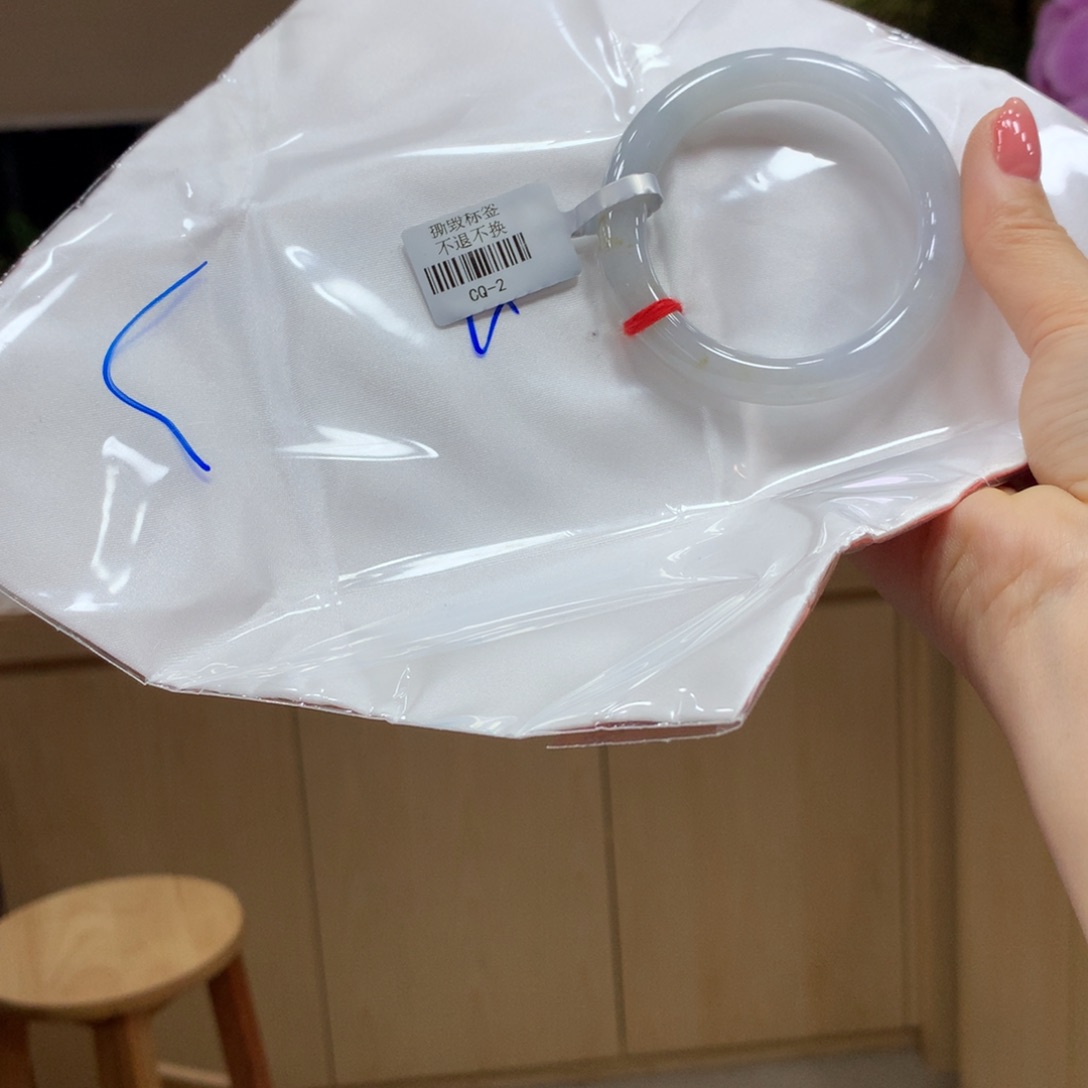 翡翠手镯未镶嵌不退不换