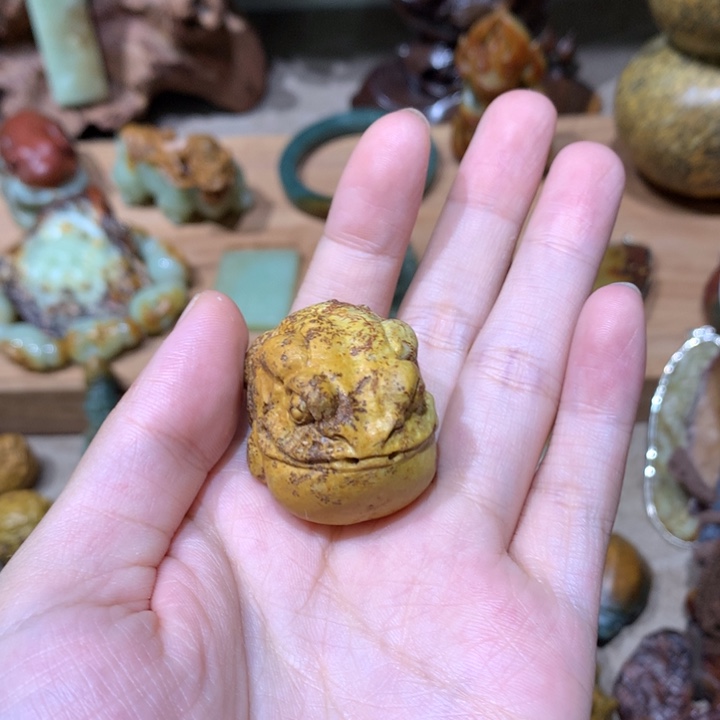 未镶嵌岫岩河磨玉（透闪石质玉）把件