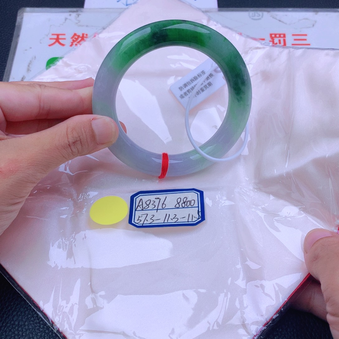 翡翠手镯未镶嵌翡翠