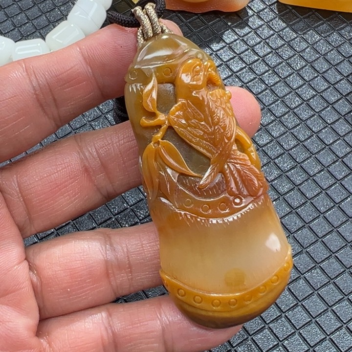 石英质玉（黄龙玉）颈饰未镶嵌