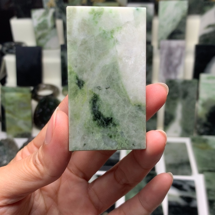 独山玉颈饰未镶嵌