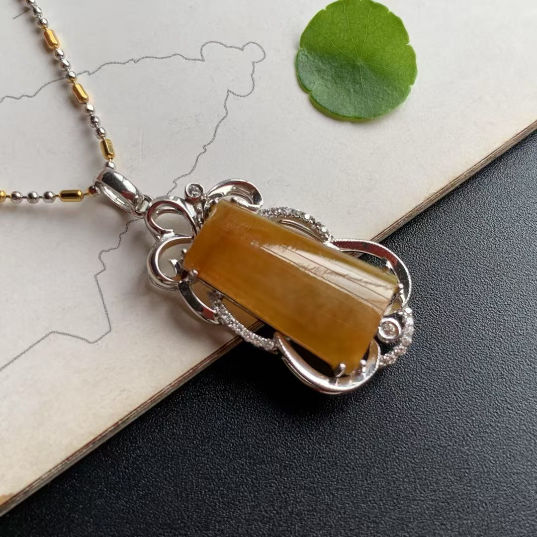 天然缅甸翡翠吊坠《冰黄无事牌》气质精致鸡油黄平安无事精美素款