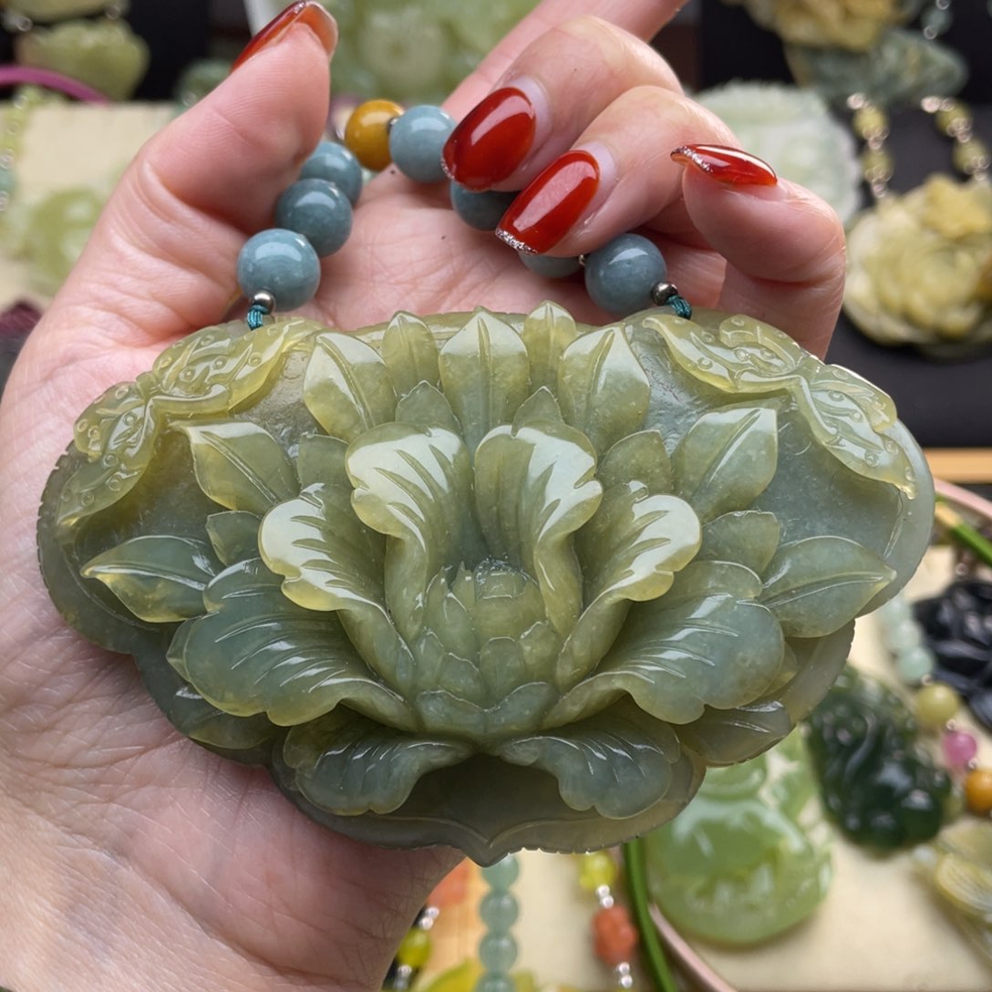 蛇纹石玉颈饰未镶嵌