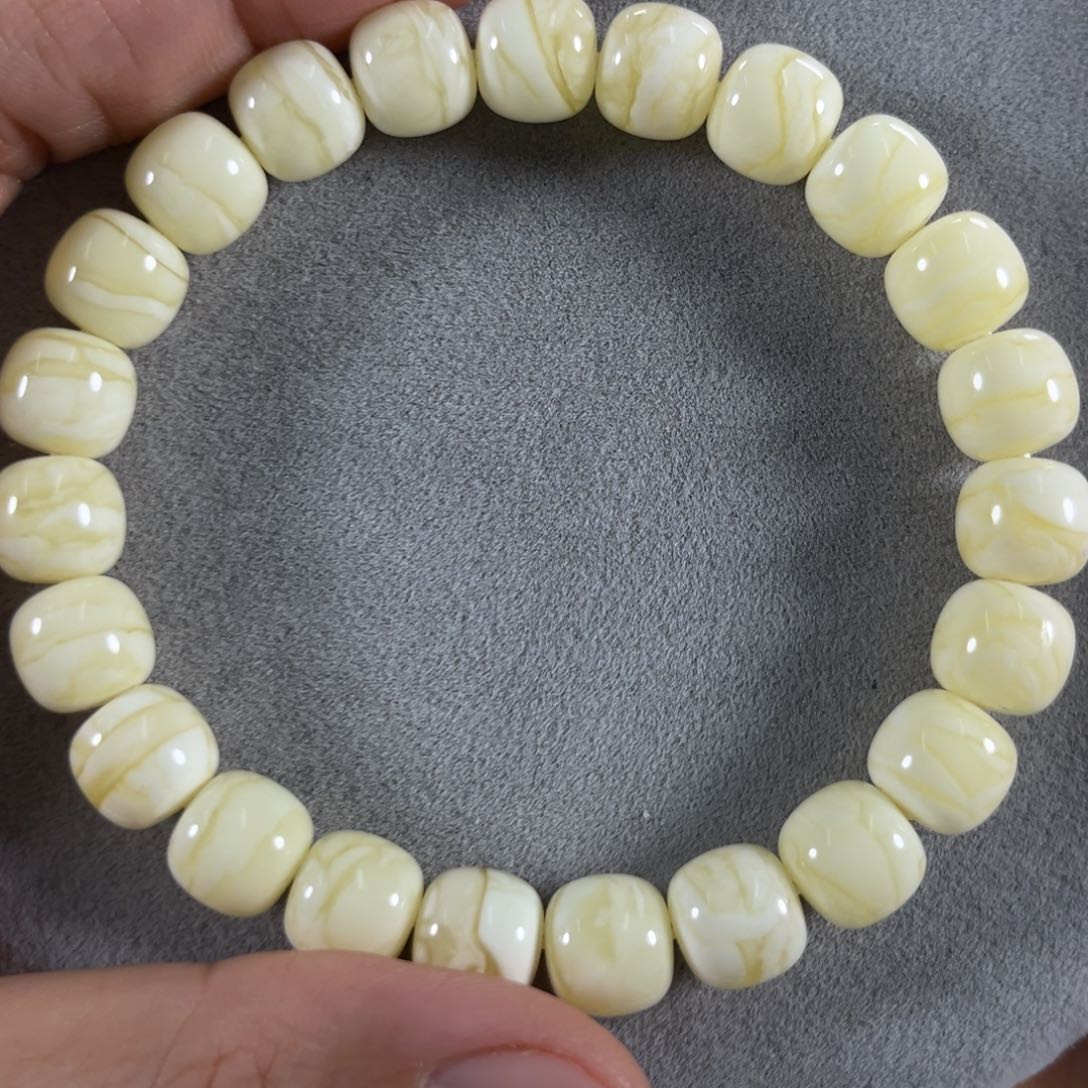 蜜蜡手串未镶嵌同料瓷白虎皮