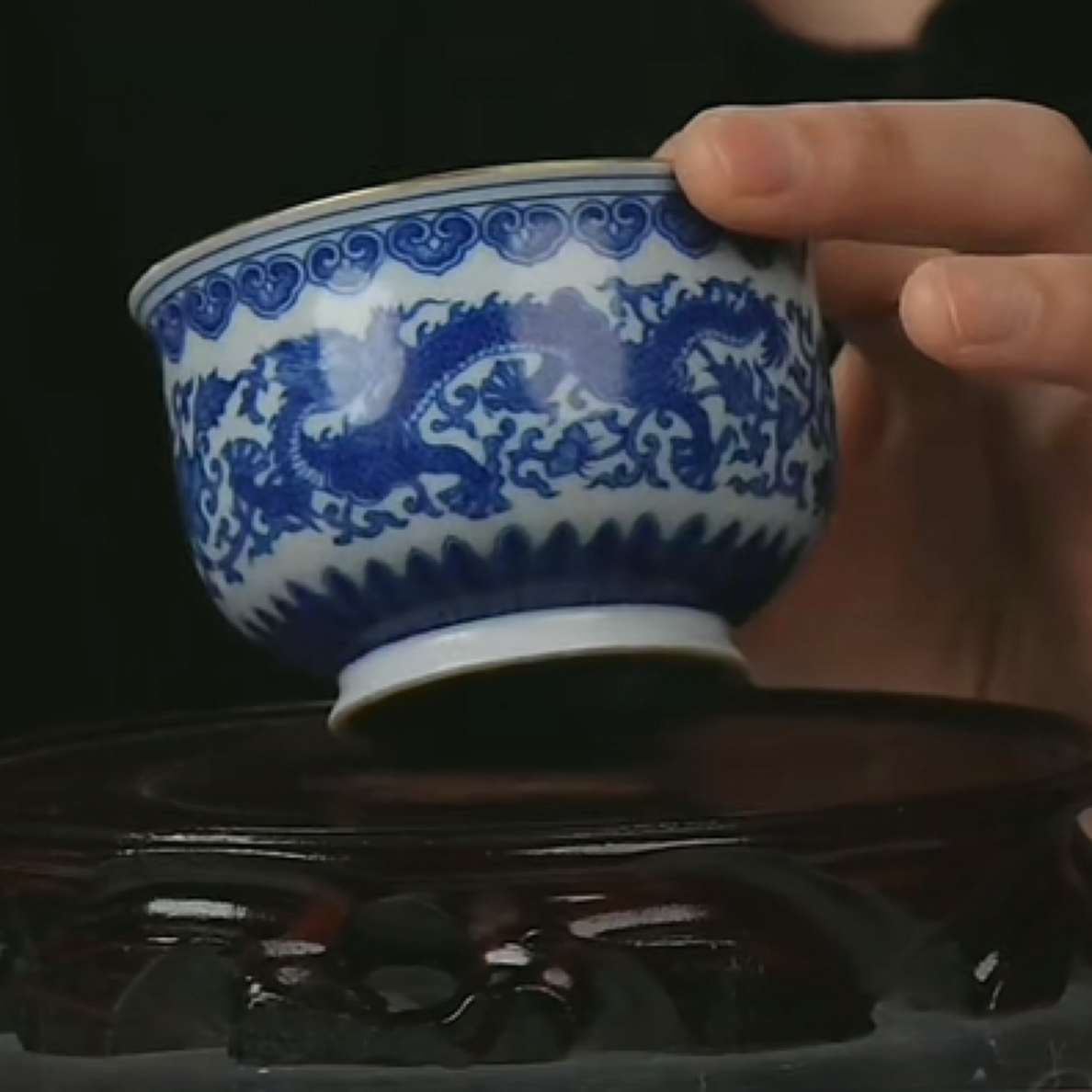 Y内松石绿釉外青花龙穿花纹杯