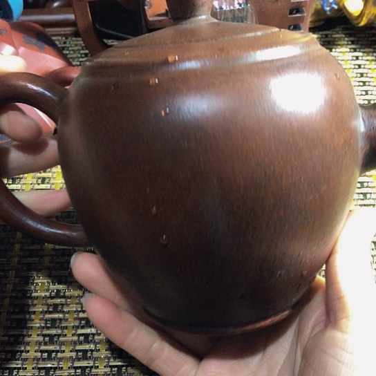 紫砂茶壶原矿泥料手工制作的紫砂壶。