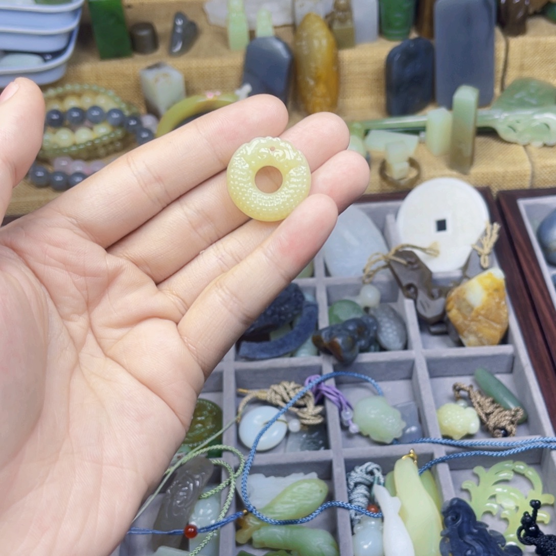 给***干和田玉未镶嵌颈饰