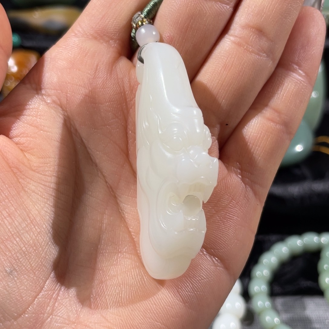 和田玉吊坠(赠链)未镶嵌难**涂