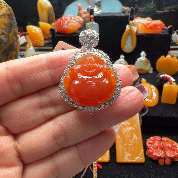 未镶嵌石英质玉（黄龙玉）颈饰