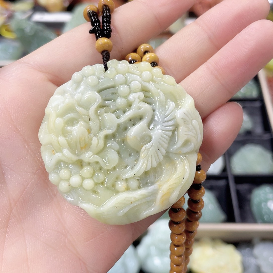 蛇纹石玉未镶嵌颈饰