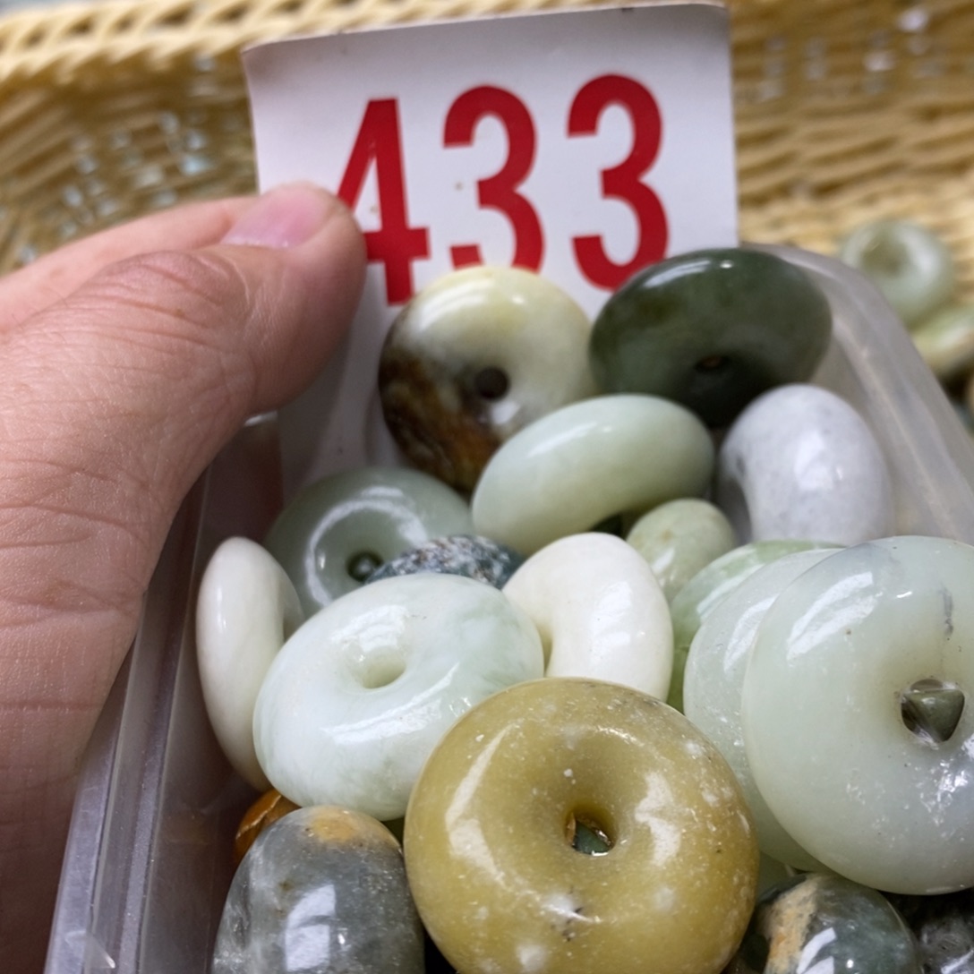 蛇纹石玉挂坠未镶嵌